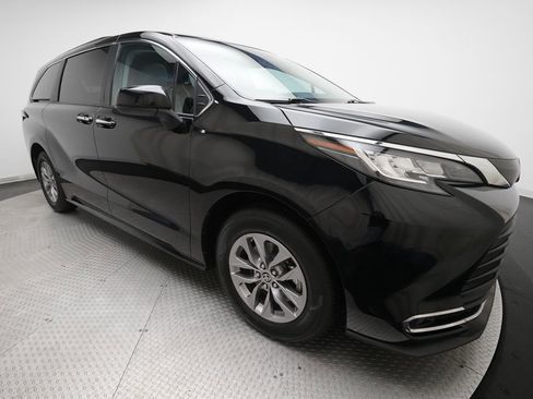 Used 2023 Toyota Sienna XLE FWD image 38
