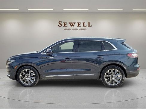 Used 2022 Lincoln Nautilus Reserve w/ Luxury Package image 2