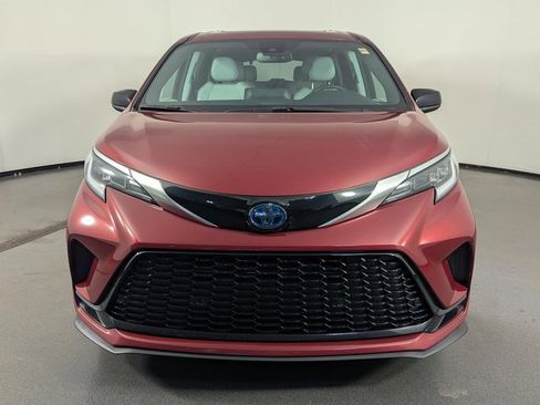 Used 2023 Toyota Sienna XSE image 3