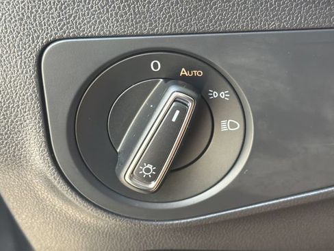 Used 2020 Volkswagen Tiguan SE w/ Panoramic Sunroof Package FWD image 24