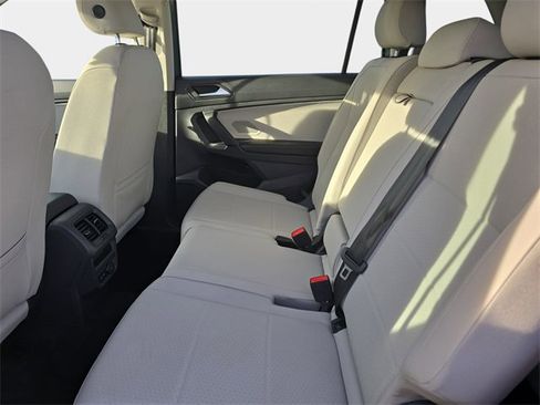 Used 2019 Volkswagen Tiguan SE w/ Panoramic Sunroof Package image 17