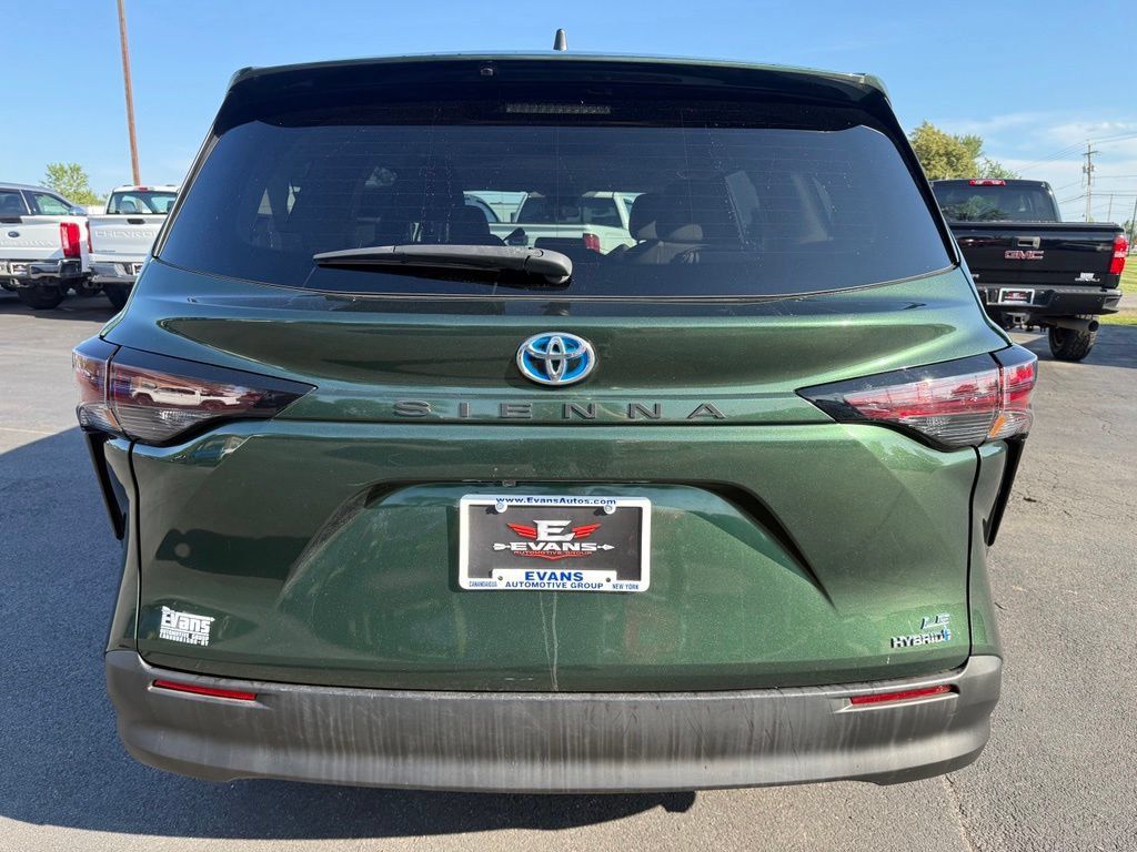 Used 2023 Toyota Sienna LE FWD image 4