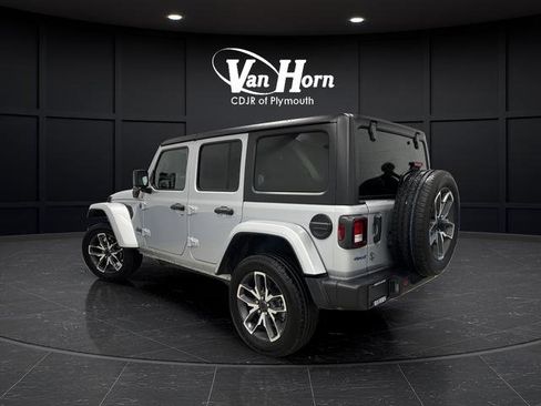 Used 2024 Jeep Wrangler Unlimited image 3