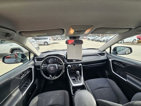 Used 2019 Toyota RAV4 LE image 15