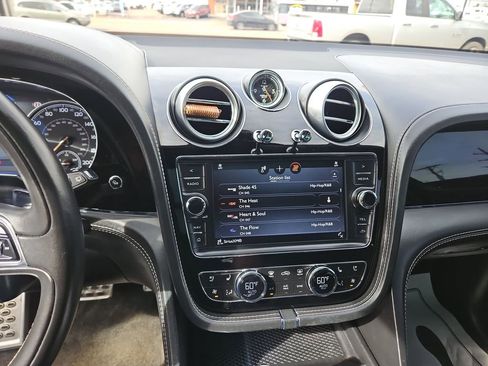 Used 2017 Bentley Bentayga AWD/4WD image 17