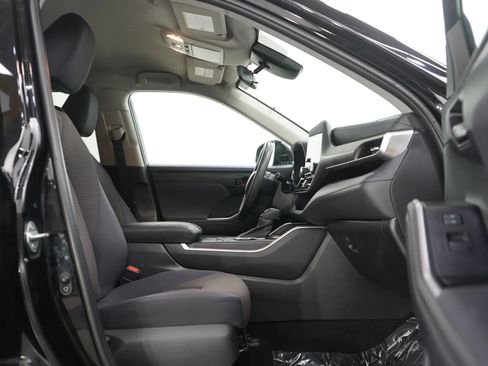 Used 2023 Toyota Highlander L AWD/4WD image 11