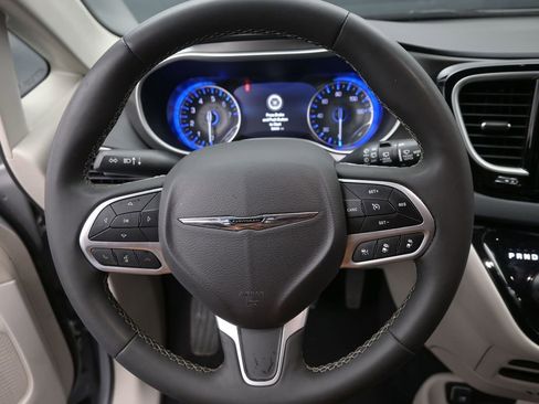 Used 2024 Chrysler Pacifica Touring-L image 19