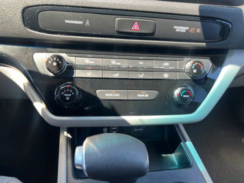 Used 2020 Kia Sedona LX FWD image 25