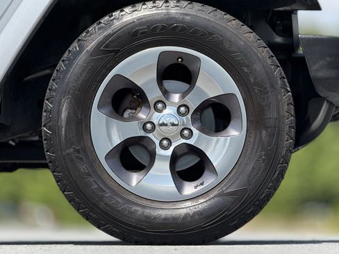 Used 2016 Jeep Wrangler Unlimited Sahara image 18