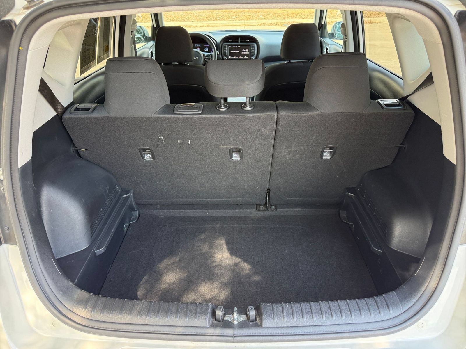 Used 2025 Kia Soul LX w/ LX Technology Package FWD image 30