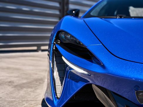 Used 2025 McLaren Artura RWD image 8