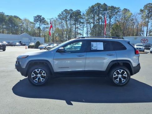 Used 2017 Jeep Cherokee Trailhawk image 3
