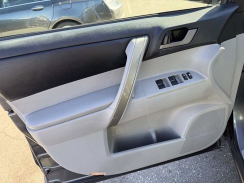 Used 2012 Toyota Highlander SE image 23