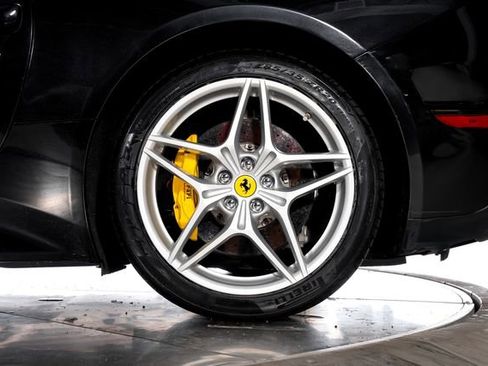 Used 2016 Ferrari California T RWD image 18
