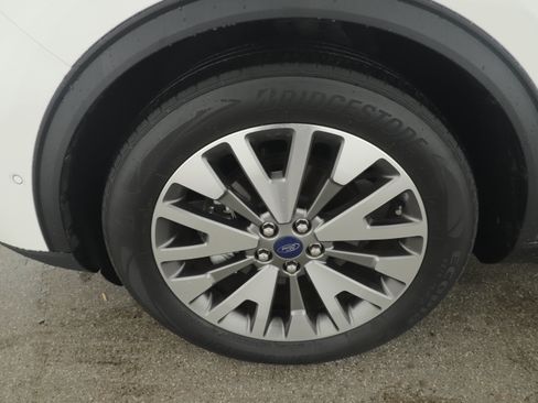 Used 2021 Ford Escape Titanium image 4