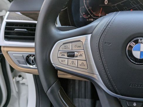 Used 2022 BMW 750i xDrive image 18