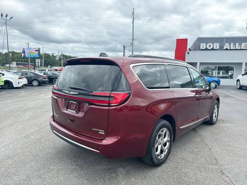 Used 2023 Chrysler Pacifica Limited AWD/4WD image 13