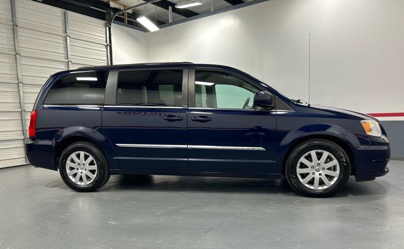 Used 2013 Chrysler Town & Country Touring FWD image 8
