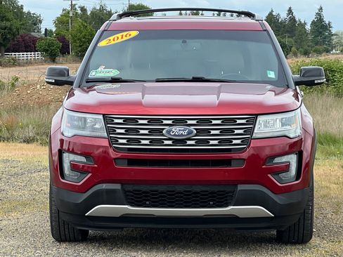 Used 2016 Ford Explorer XLT w/ Equipment Group 202A image 9