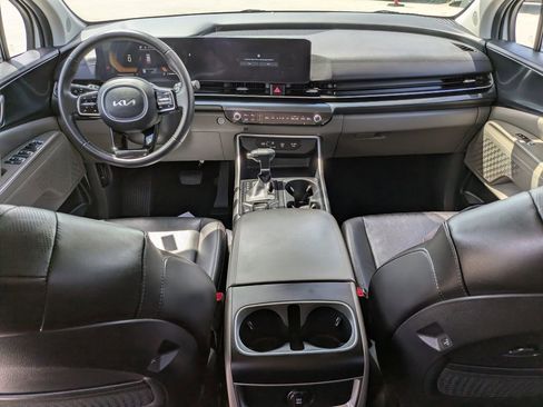 Used 2025 Kia Carnival FWD image 13