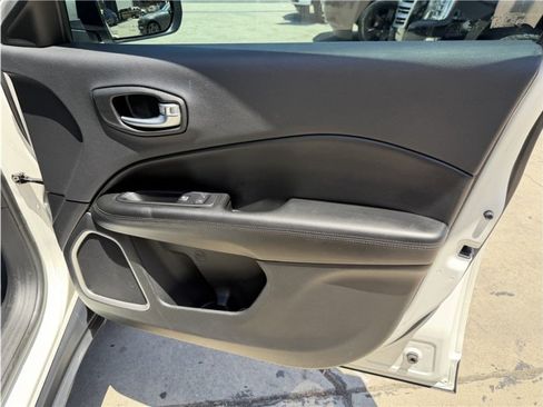 Used 2019 Jeep Compass Latitude FWD image 31