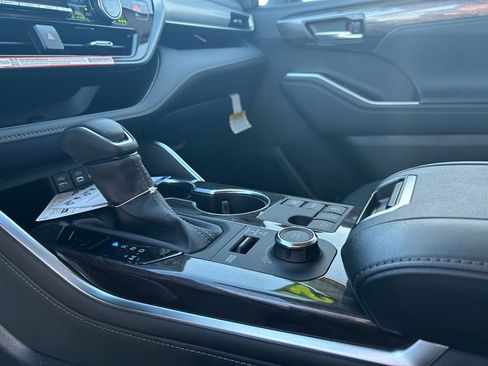 Used 2026 Toyota Highlander Platinum image 21