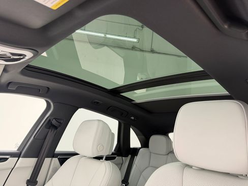 Used 2025 Porsche Macan AWD image 16