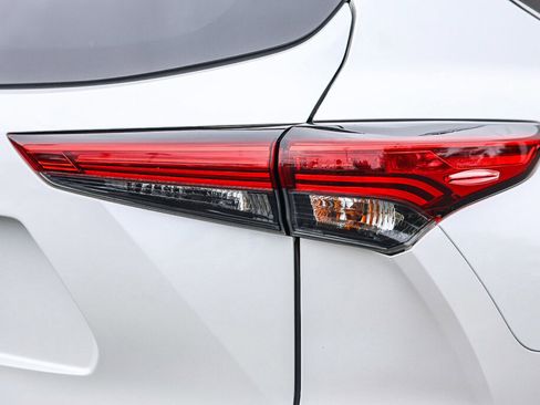 Used 2023 Toyota Highlander XLE FWD image 28