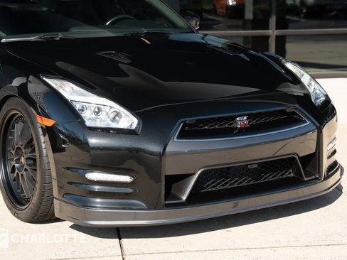 Used 2015 Nissan GT-R Premium image 2