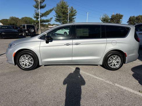 New 2026 Chrysler Pacifica Select image 17