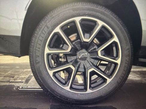 Used 2022 Chevrolet Suburban RST w/ Luxury Package image 6