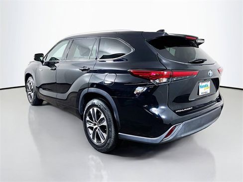 Used 2021 Toyota Highlander XLE image 6