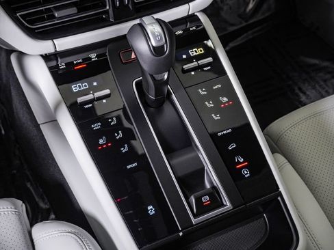 Certified 2026 Porsche Macan AWD/4WD image 24