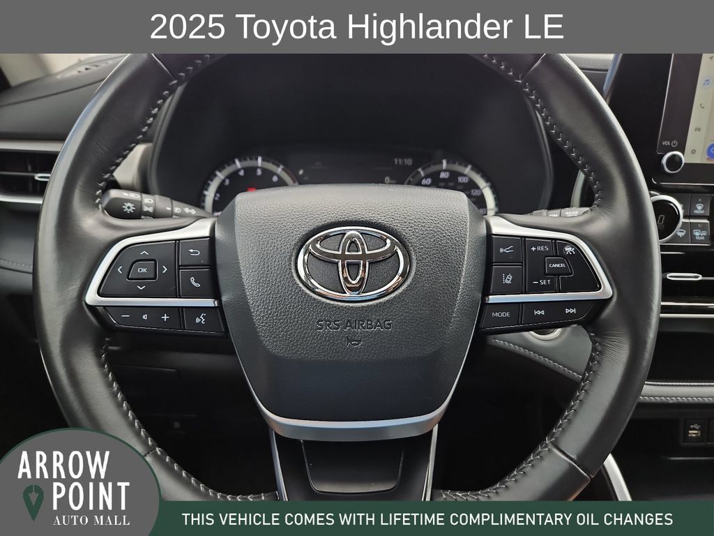 Used 2025 Toyota Highlander LE FWD image 27