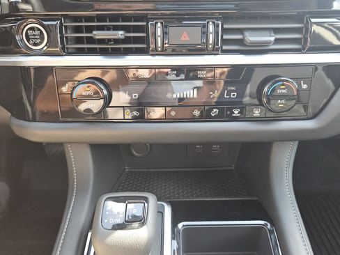 Used 2024 Nissan Pathfinder SV w/ SV Premium Package FWD image 10