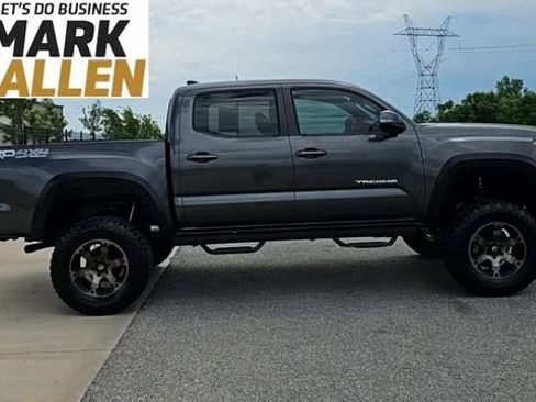Used 2019 Toyota Tacoma TRD Off-Road AWD/4WD image 9