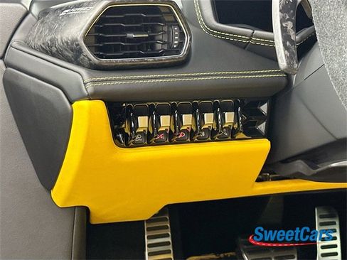 Used 2021 Lamborghini Huracan EVO image 16