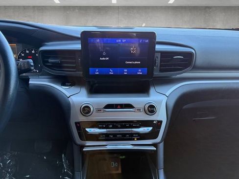 Used 2022 Ford Explorer XLT image 3