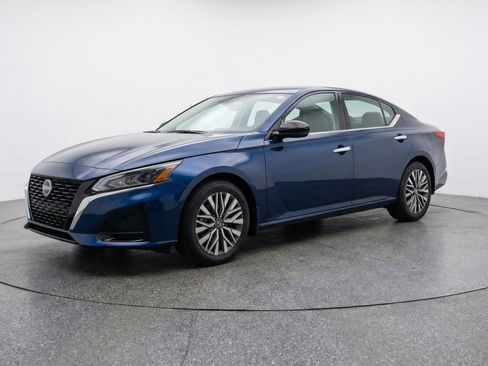 Used 2025 Nissan Altima 2.5 SV image 3