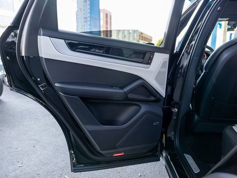 Certified 2025 Porsche Cayenne Coupe image 52