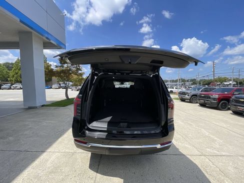 Certified 2025 Chevrolet Suburban LT RWD image 26