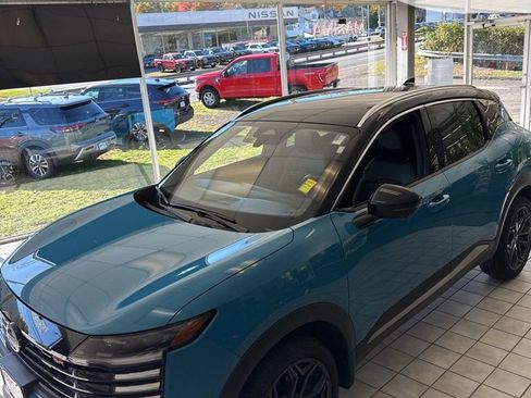 Certified 2025 Nissan Kicks SR image 11