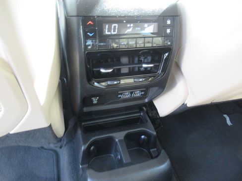 Used 2022 Jeep Grand Cherokee L Limited AWD/4WD image 19