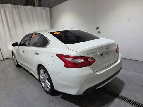 Used 2017 Nissan Altima 3.5 SL w/ 3.5SL Technology Package image 3