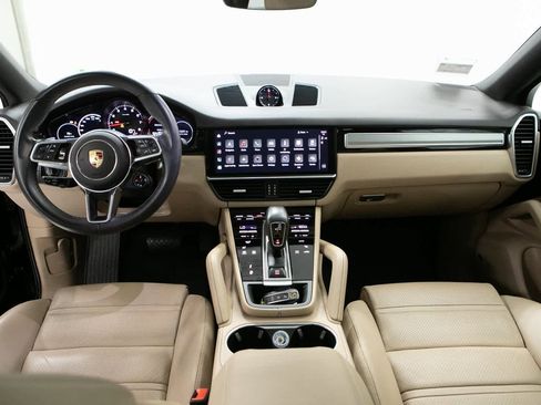 Certified 2022 Porsche Cayenne Platinum Edition image 10