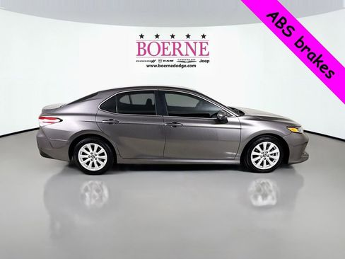 Used 2018 Toyota Camry LE image 8