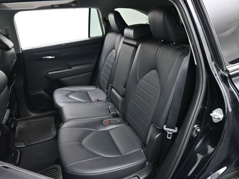 Used 2021 Toyota Highlander XLE image 24
