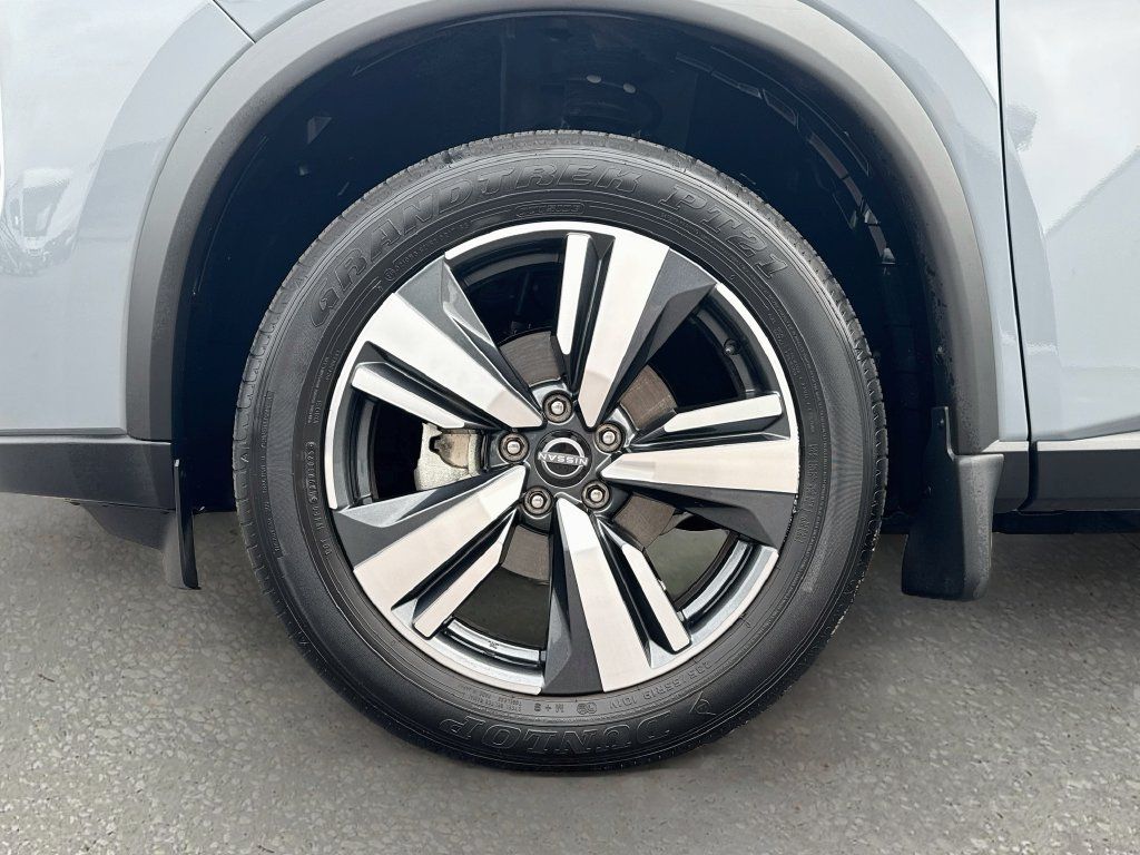 Used 2025 Nissan Rogue SL AWD/4WD image 30