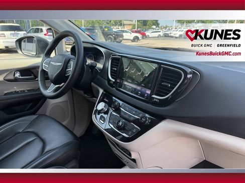 Used 2023 Chrysler Pacifica Touring-L FWD image 34