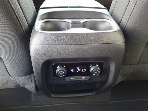 New 2026 Chevrolet Traverse LT image 14